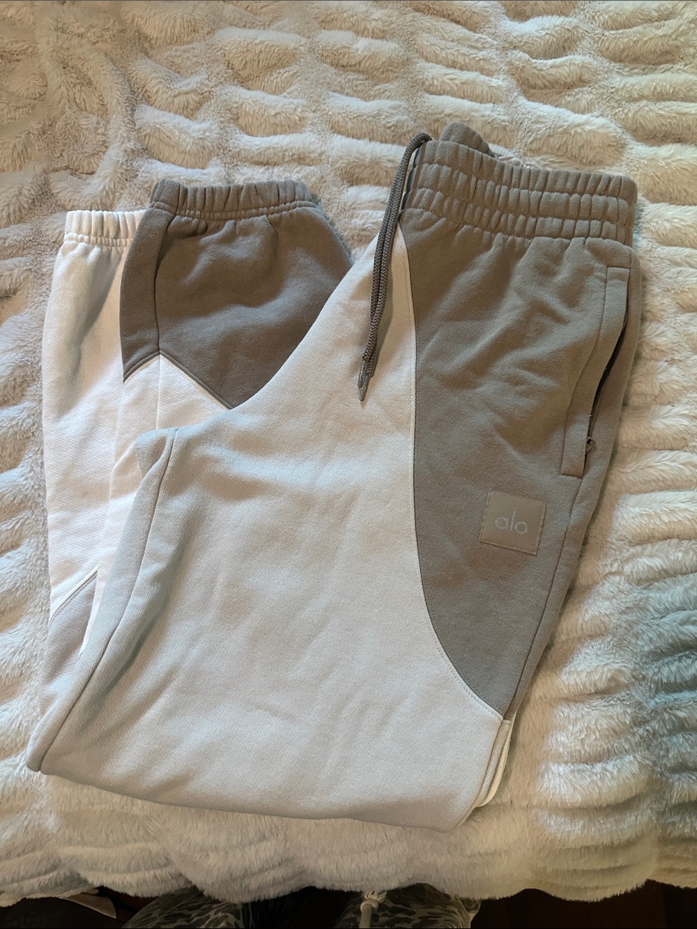 Alo Yoga Make Waves Colorblock Jogger Pants in Light Gray & Cream XS